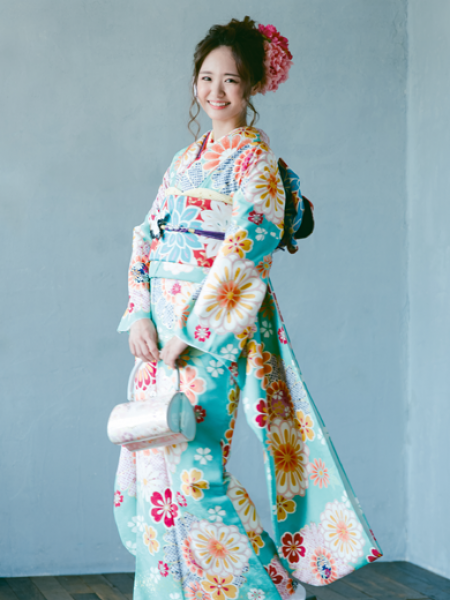 振袖コレクションNO:K210/爽やかなミントブルーに大輪のオレンジの花が散りばめられた可愛らしいデザイン。赤い帯を合わせレトロポップを意識した新鮮な一着に。
