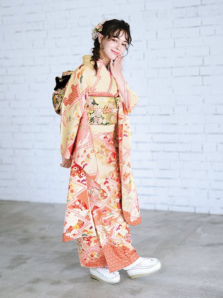 振袖コレクションNO:N103/松皮菱と扇、四季の花がロイヤルカラーの落ち着いたクリーム地に馴染む振袖。上品で優しい雰囲気なので、正統派なスタイルにしたい方にピッタリ♪