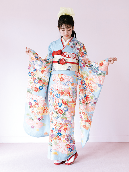 振袖コレクションNO:N104/シャーベットブルーの地色に、雲取りと四季の花。金蘭の帯が可愛らしい花文様と調和して二十歳を爽やかに演出。