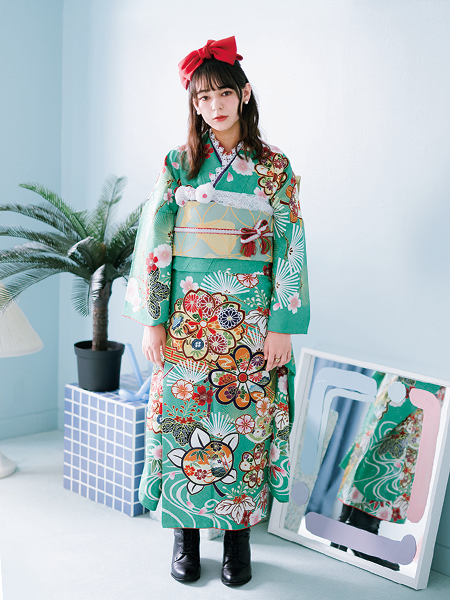 振袖コレクションNO:N107/パッと目を引く美しいグリーンの地色に咲き誇る大輪の花たち。帯もグリーンで揃えることで、今流行りのワントーンコーデに。