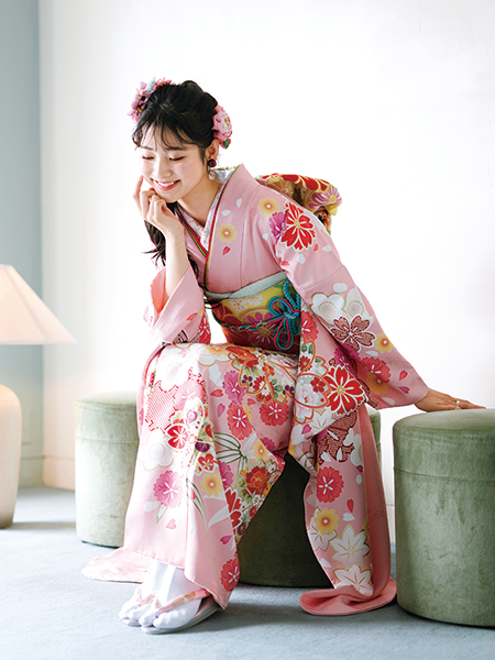 振袖コレクションNO:R111/乙女心をくすぐるピンク地に大小の丸みの帯びた花柄がキュートな印象に。さらにカラフルな色の小物使いでポップなコーディネートへ。