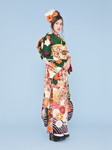 振袖コレクションNO:K221/落ち着いたグリーンの振袖は人気の旬カラー。四季折々の花模様や、個性的な矢羽模様、裾や袖の流水模様が正統派古典のスタイルに。