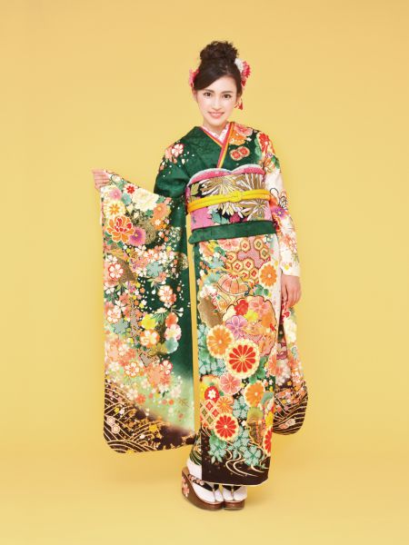 振袖コレクションNO:K219/雪輪模様が大胆に描かれたグリーン色の振袖。人気の古典柄もポップに表現すれば、みんなと差がつく振袖美人に。