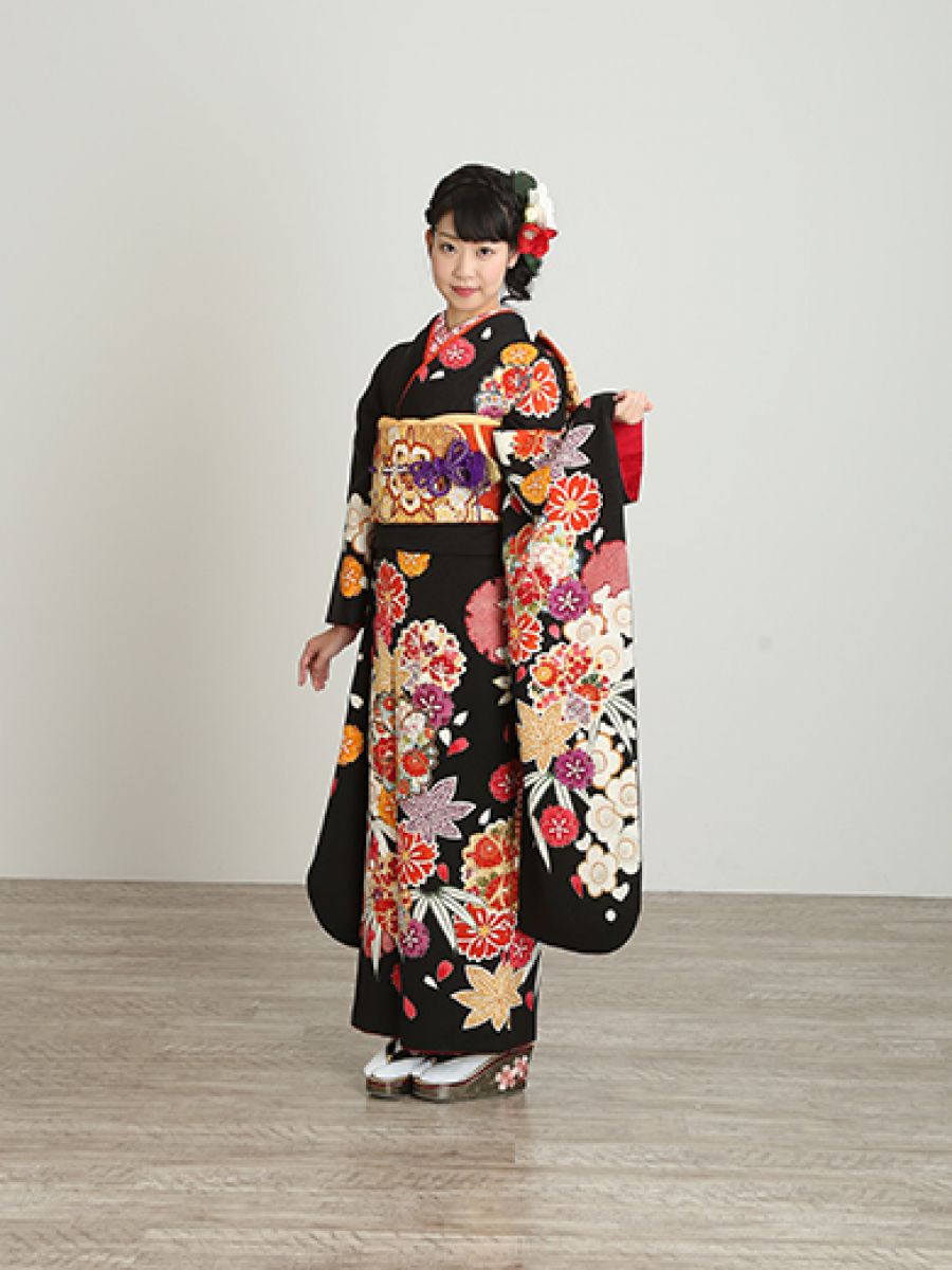 振袖コレクションNO:M705/有彩色をもっと引き立てる黒地に、ポップなビタミンカラーで描かれた桜と紅葉のダイナミックな柄が新鮮。きりりとした振袖美人を演出。