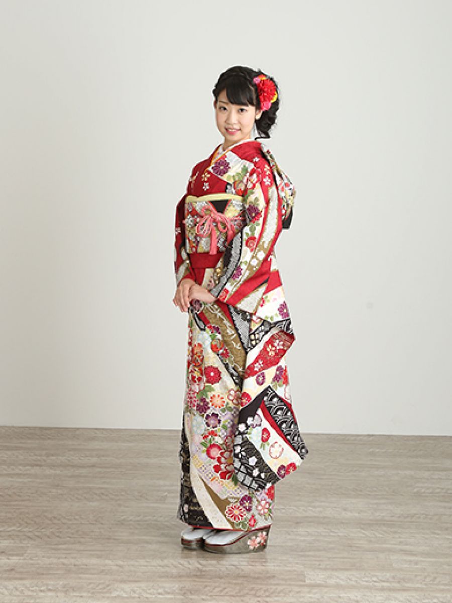 振袖コレクションNO:M901/深紅の古典柄は永遠の憧れ。熨斗に手鞠と花々が流れる愛らしい柄を、黒の疋田文様がちょっぴり大人っぽく引き締め、二十歳らしい等身大の装いを完成。