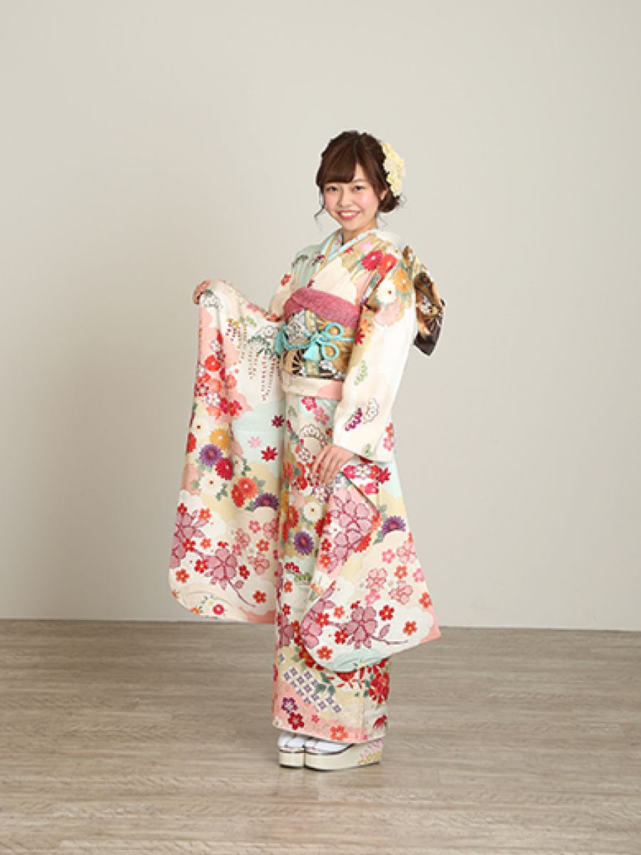 振袖コレクションNO:N102/白地に小さい花をちりばめたどこから見ても清楚な一着。
愛らしさを格調高い帯で引き締め、可愛い中にも気品を感じさせる装いに。