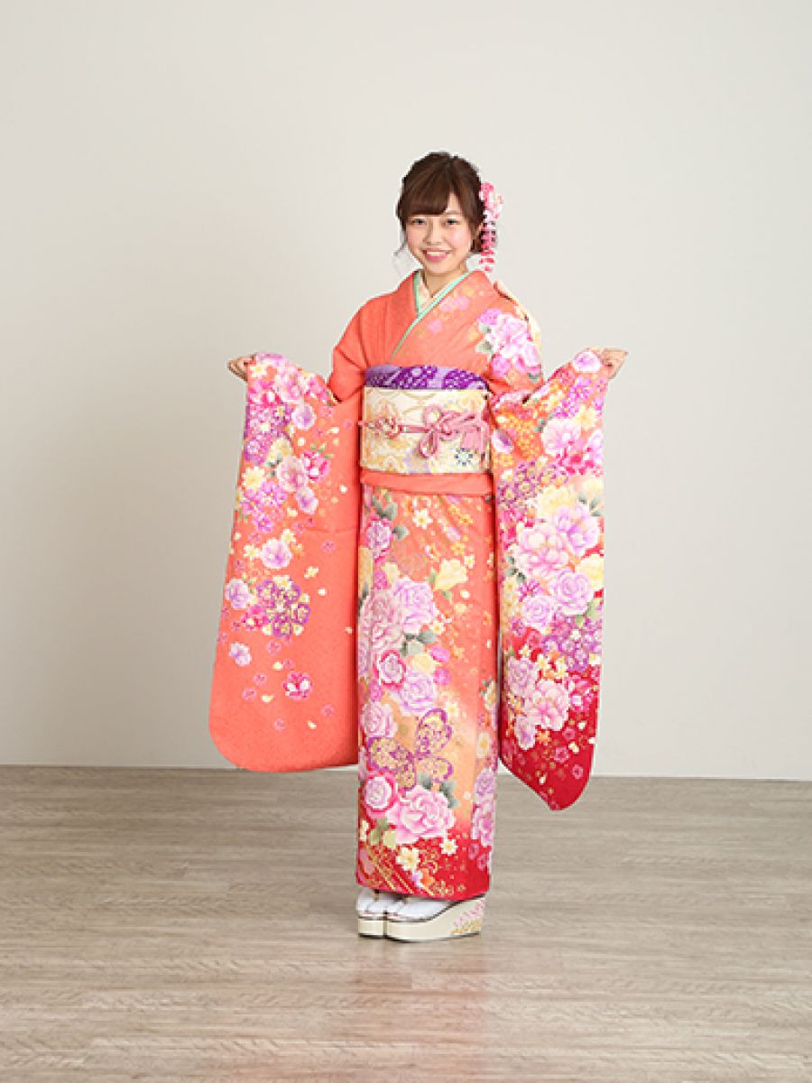 振袖コレクションNO:R104/洋柄で一番人気のバラ模様。
鮮やかさを演出しつつ、オレンジから赤へと変化する地で可愛らしさも取り入れた振袖。