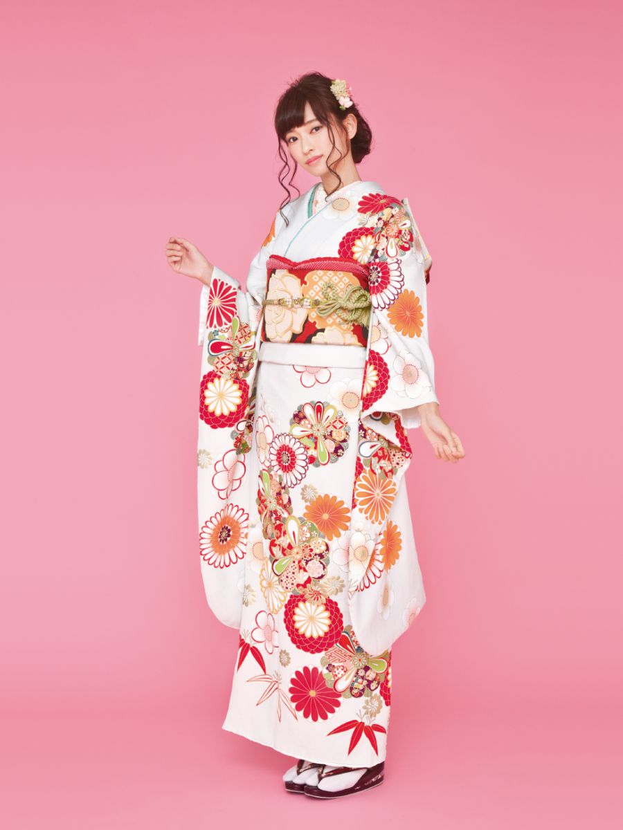 振袖コレクションNO:K110/真珠のような気品ある地色に、金駒刺繍で豪華に縁取った古典柄が咲き誇るラグジュアリーな振袖。菊と共に映る古典柄がレトロでおしゃれな雰囲気に。