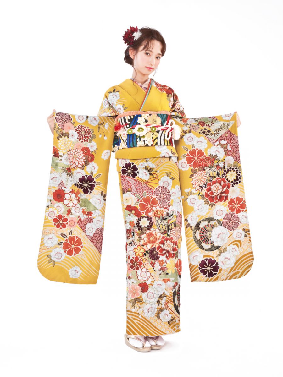 振袖コレクションNO:K203/慶長を象徴する御所車と流水に咲き乱れる四季の花。落ち着いたからし色に文様が華麗に浮かび上がり、古式ゆかしい品格を感じさせる一着。