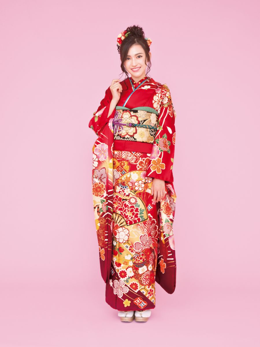 振袖コレクションNO:K215/扇面が大きく描かれ印象的な一着。桜模様をはじめ、鞠や松も彩られた正統派古典柄を身にまとい、想い出の一日を艶やかに。