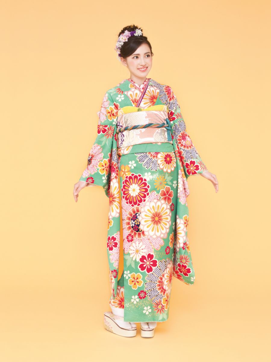 振袖コレクションNO:K210/爽やかなミントブルーに大輪のオレンジの花が散りばめられた可愛らしいデザイン。流行のレトロポップを意識した新鮮な一着に。