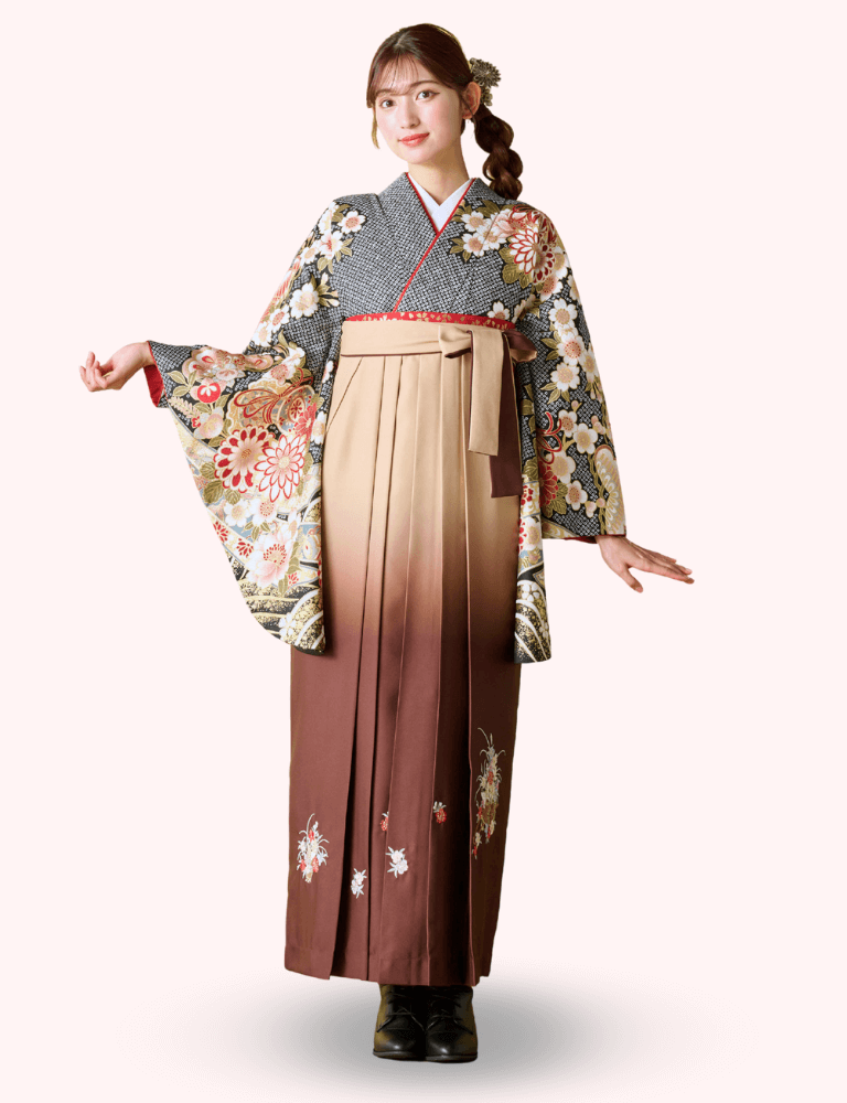 〈着物〉黒色 疋田に熨斗 〈袴〉ベージュ色&茶色ぼかし 花車の刺繍袴 【101】