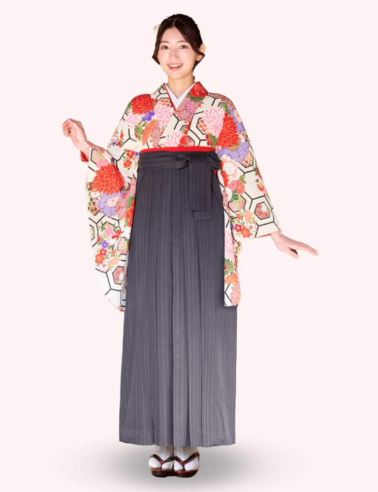〈着物〉オフホワイト 亀甲ダリア柄着物 〈袴〉黒色 ストライプ袴 【108】