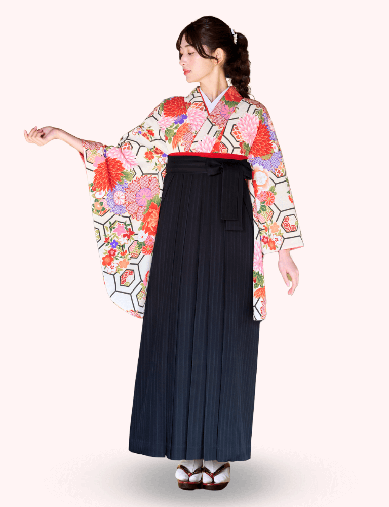〈着物〉オフホワイト 亀甲ダリア柄着物 〈袴〉黒色 ストライプ袴 【108】