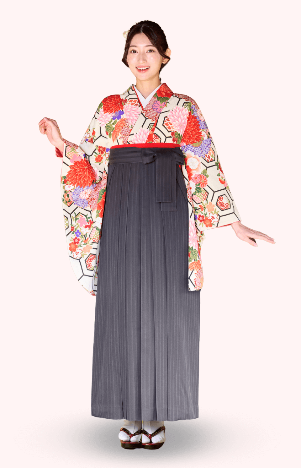 〈着物〉オフホワイト 亀甲ダリア柄着物 〈袴〉黒色 ストライプ袴 【108】