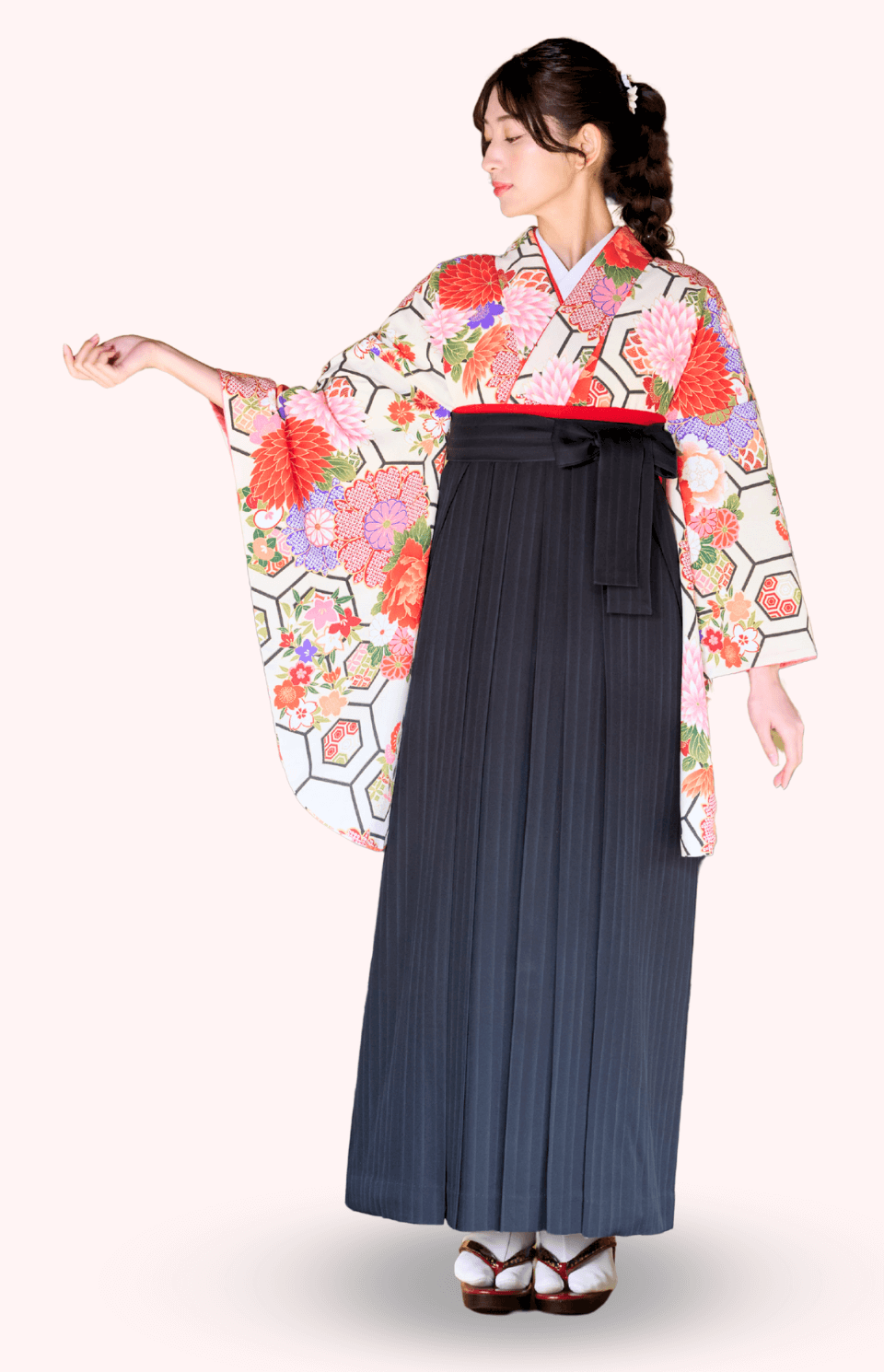 〈着物〉オフホワイト 亀甲ダリア柄着物 〈袴〉黒色 ストライプ袴 【108】