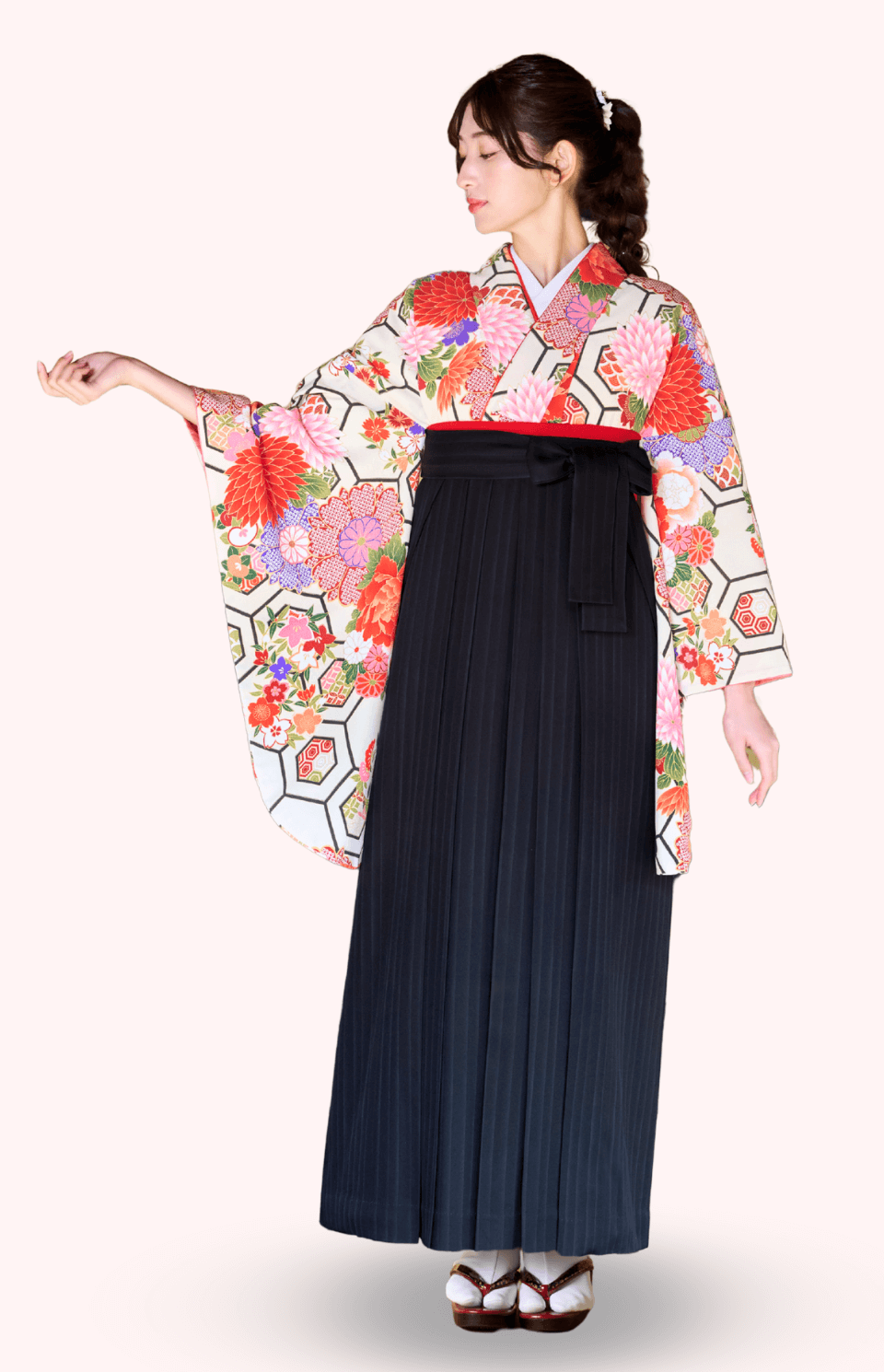 〈着物〉オフホワイト 亀甲ダリア柄着物 〈袴〉黒色 ストライプ袴 【108】
