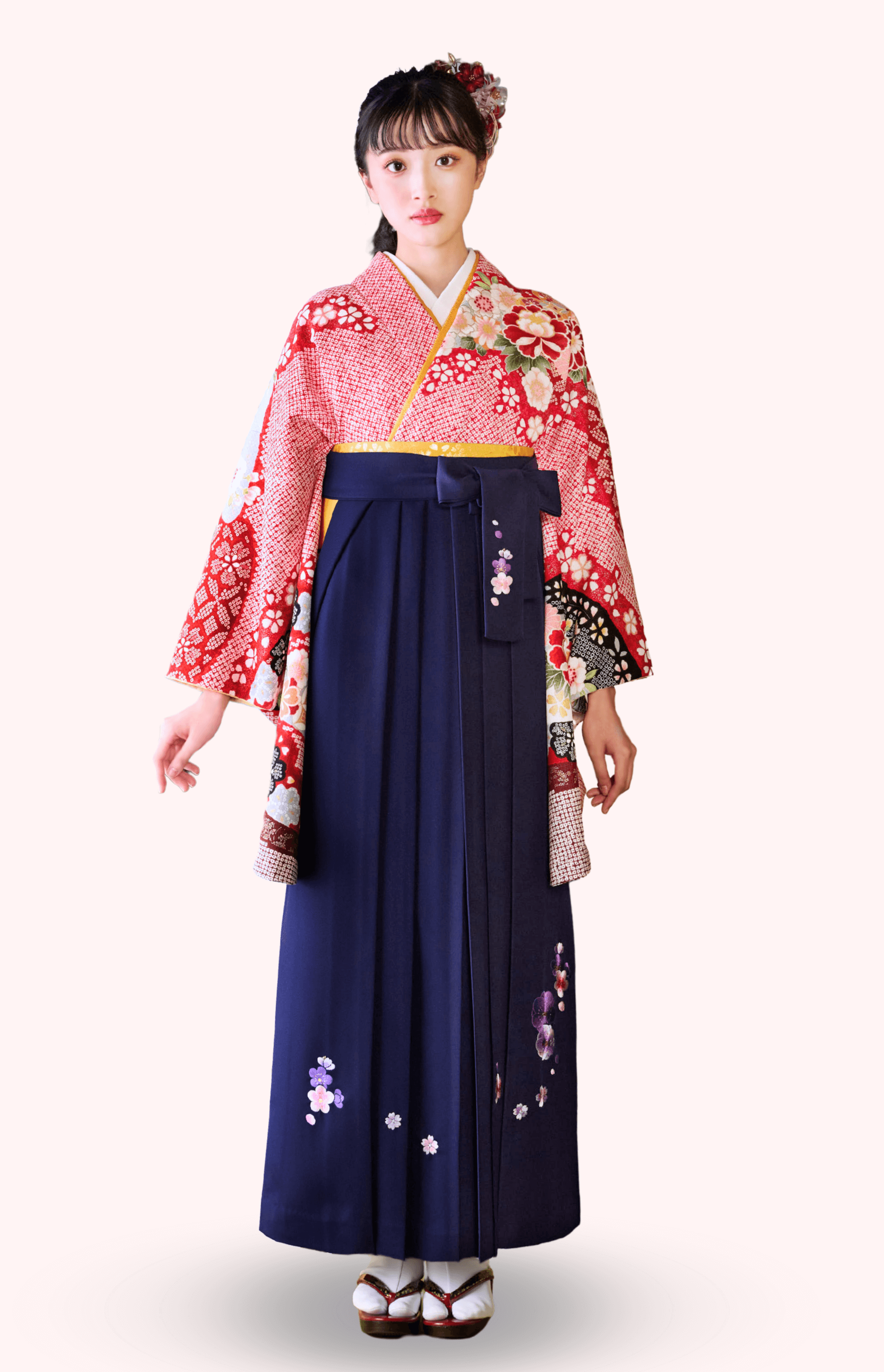 〈着物〉赤色 匹田に牡丹柄着物 〈袴〉紺色 梅刺繡袴 【112】