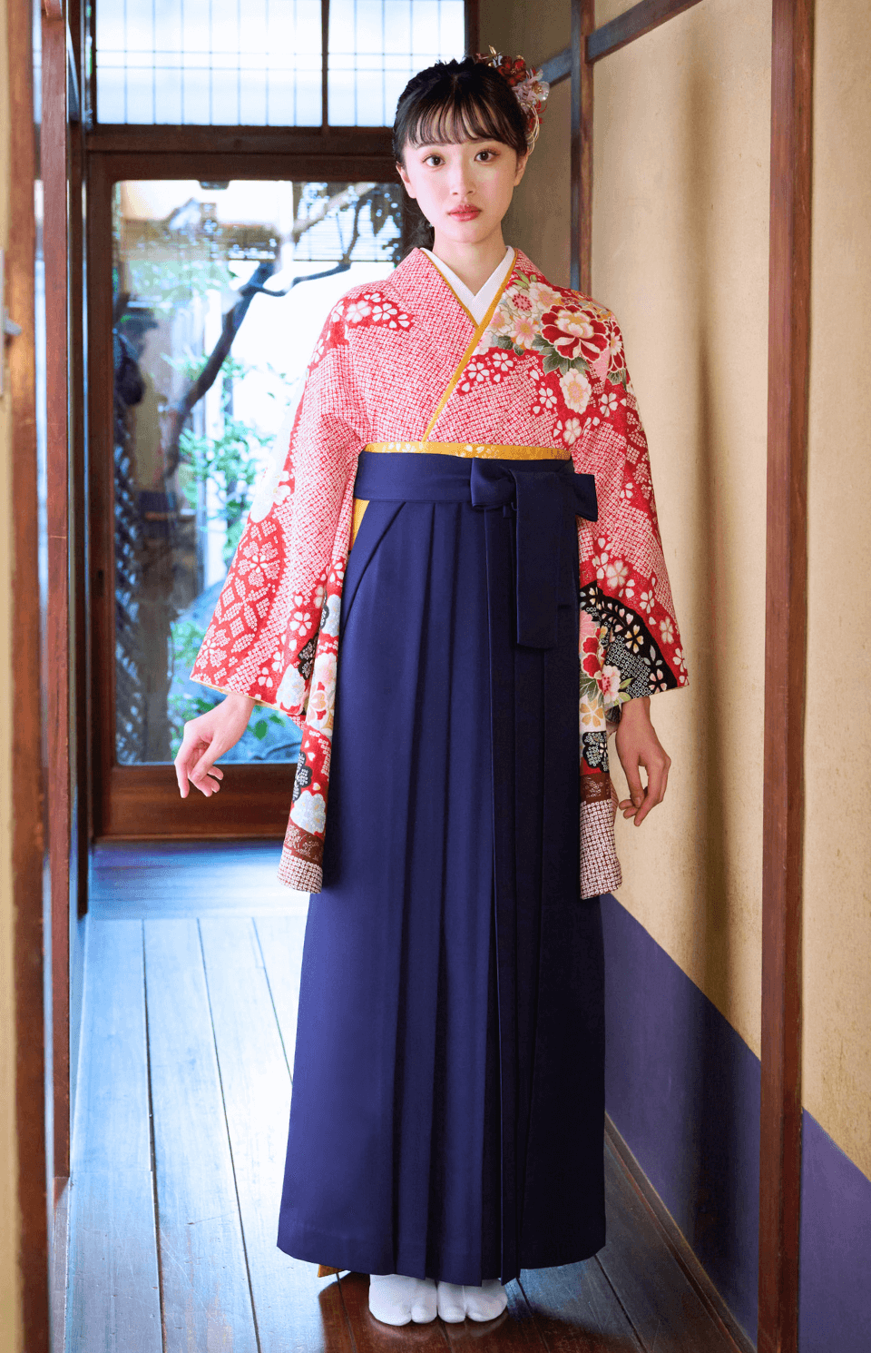 〈着物〉赤色 匹田に牡丹柄着物 〈袴〉紺色 無地袴 【164】