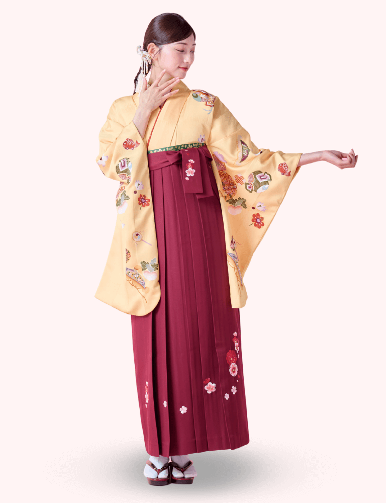 〈着物〉クリーム色 宝柄着物 〈袴〉エンジ色 梅刺繡袴 【115】