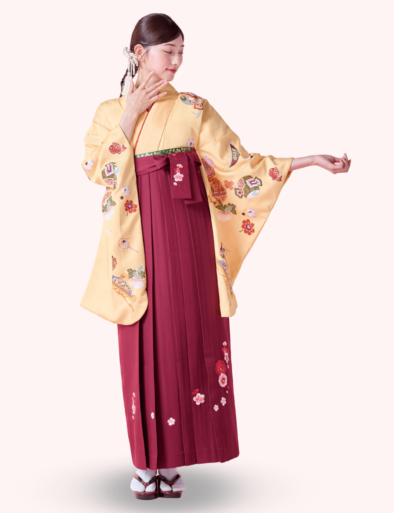 〈着物〉クリーム色 宝柄着物 〈袴〉エンジ色 梅刺繡袴 【115】