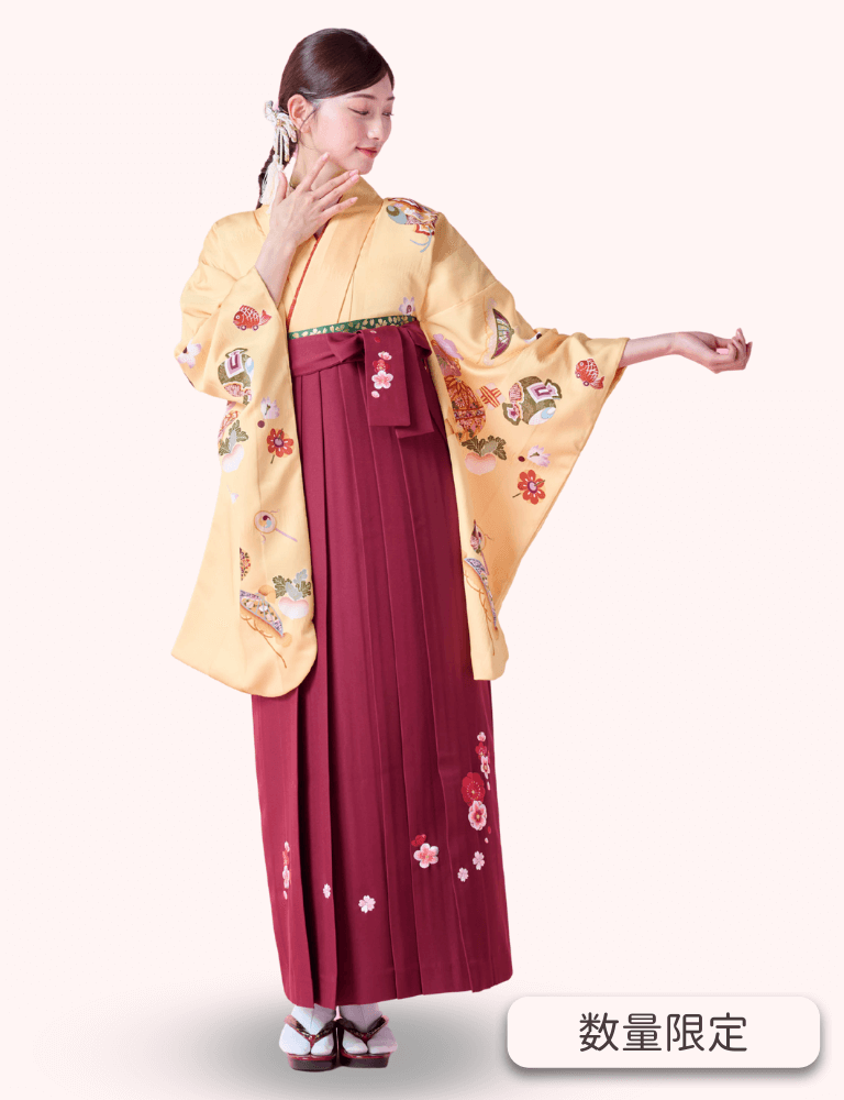 〈着物〉クリーム色 宝柄着物 〈袴〉エンジ色 梅刺繡袴 【115】