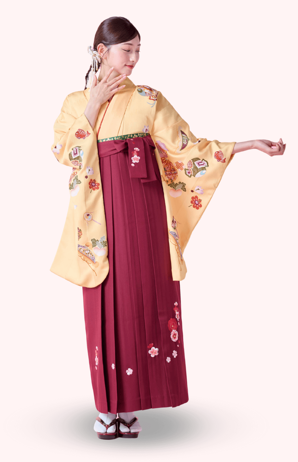〈着物〉クリーム色 宝柄着物 〈袴〉エンジ色 梅刺繡袴 【115】