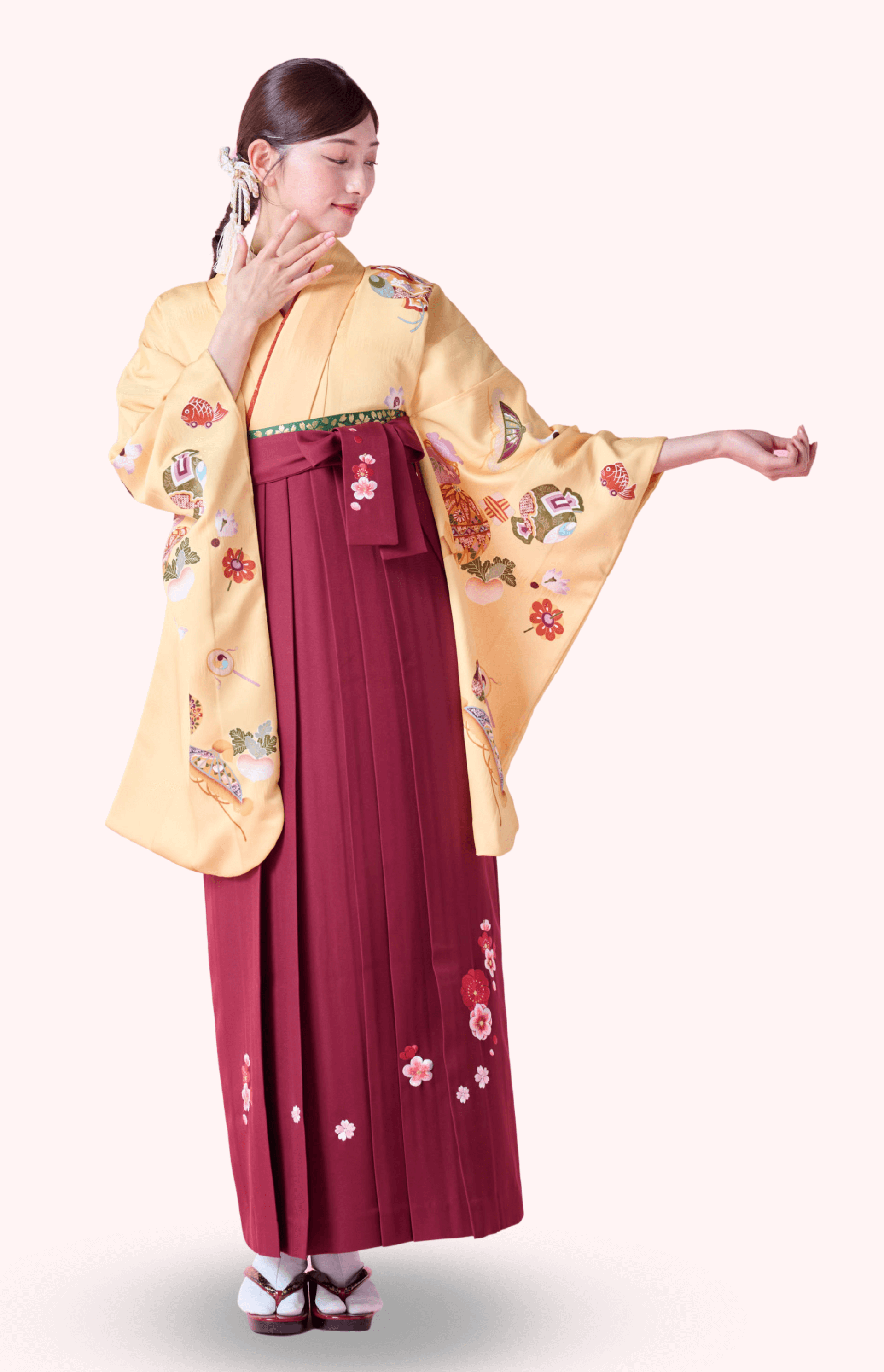 〈着物〉クリーム色 宝柄着物 〈袴〉エンジ色 梅刺繡袴 【115】
