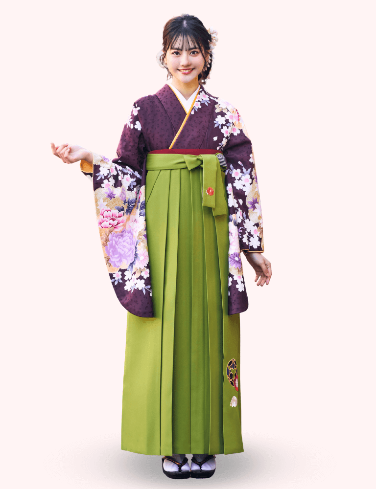 〈着物〉こげ茶色 雲取りに牡丹柄着物 〈袴〉鶯色（カーキ･オリーブ） 万寿菊柄袴 【121】
