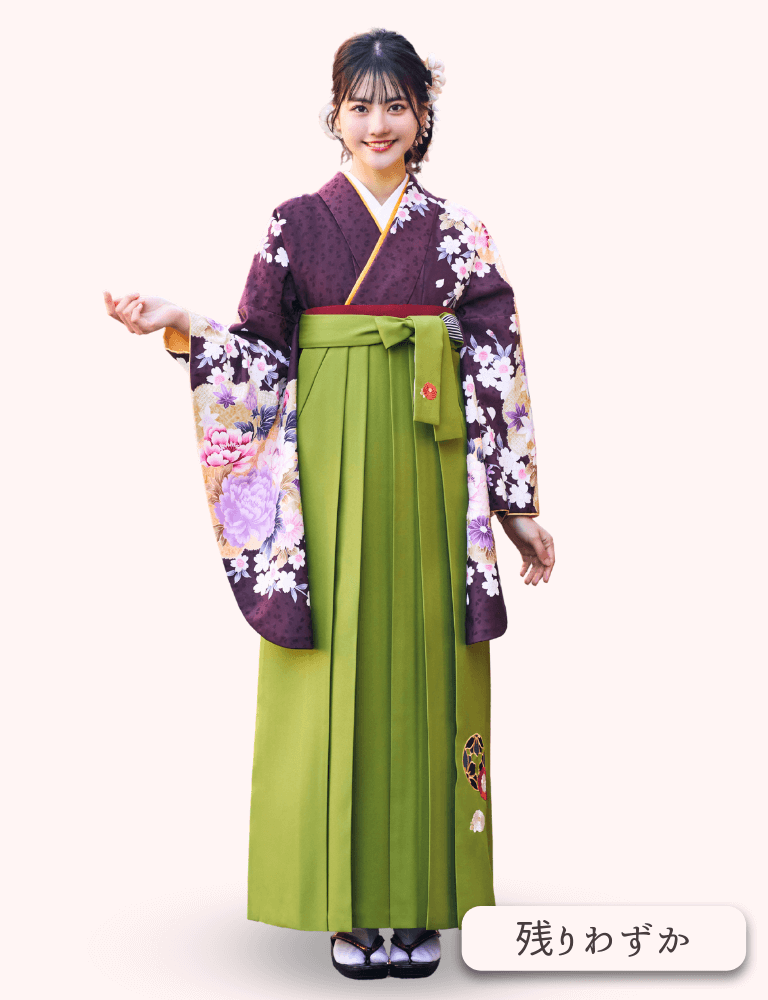 〈着物〉こげ茶色 雲取りに牡丹柄着物 〈袴〉鶯色（カーキ･オリーブ） 万寿菊柄袴 【121】