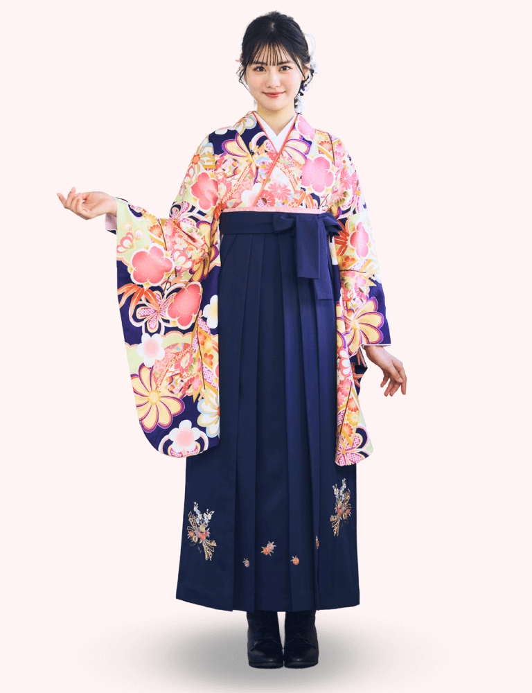〈着物〉紺色 矢羽に毬柄着物 〈袴〉紺色 熨斗目花束の刺繍袴 【123】