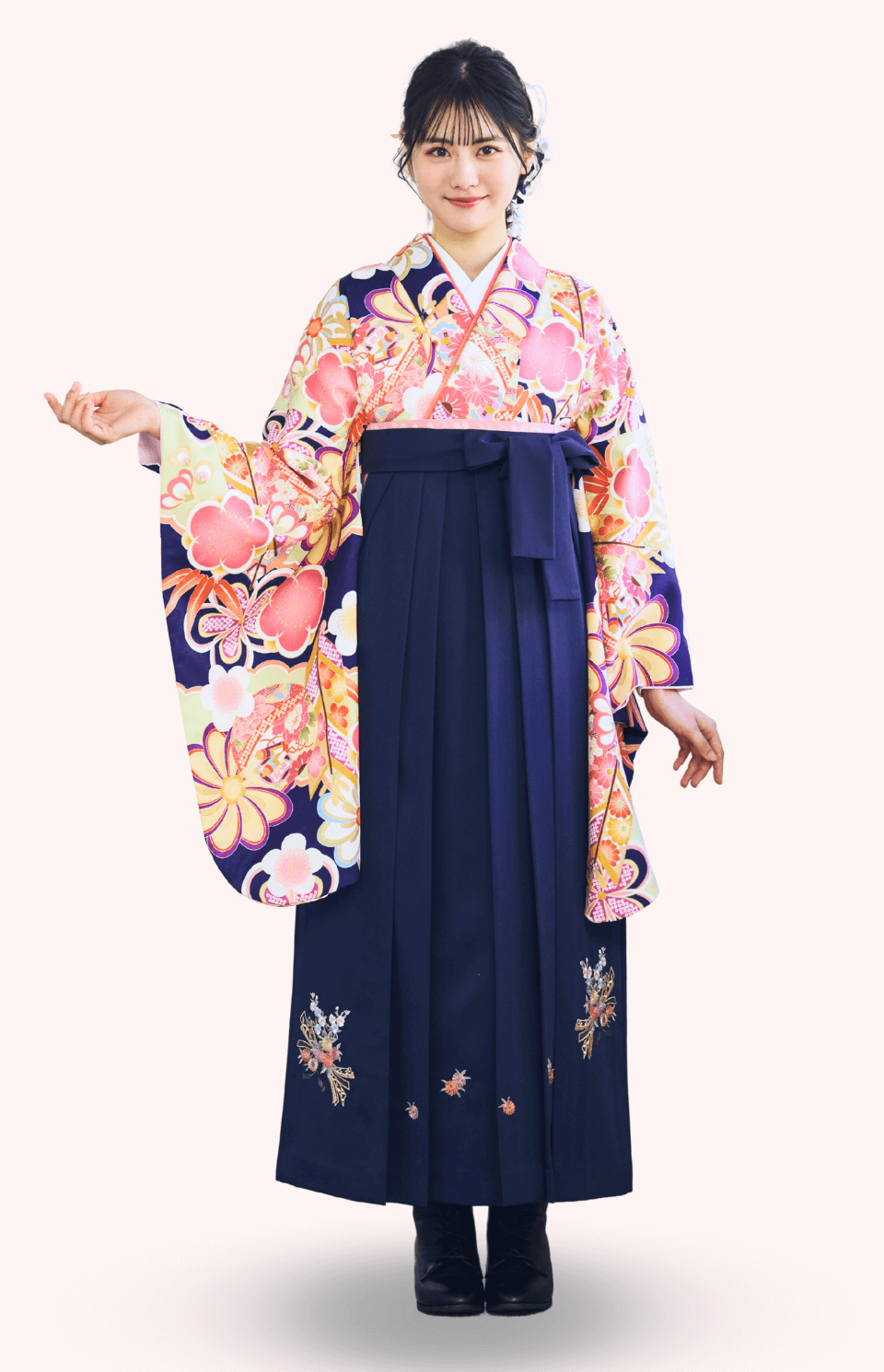 〈着物〉紺色 矢羽に毬柄着物 〈袴〉紺色 熨斗目花束の刺繍袴 【123】