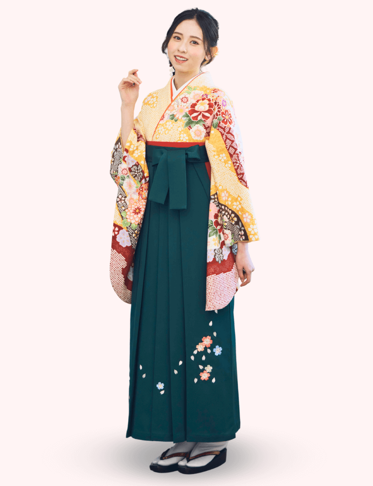 〈着物〉クリーム色　匹田に牡丹柄着物 〈袴〉グリーン色 桜ちらし刺繡袴 【124】
