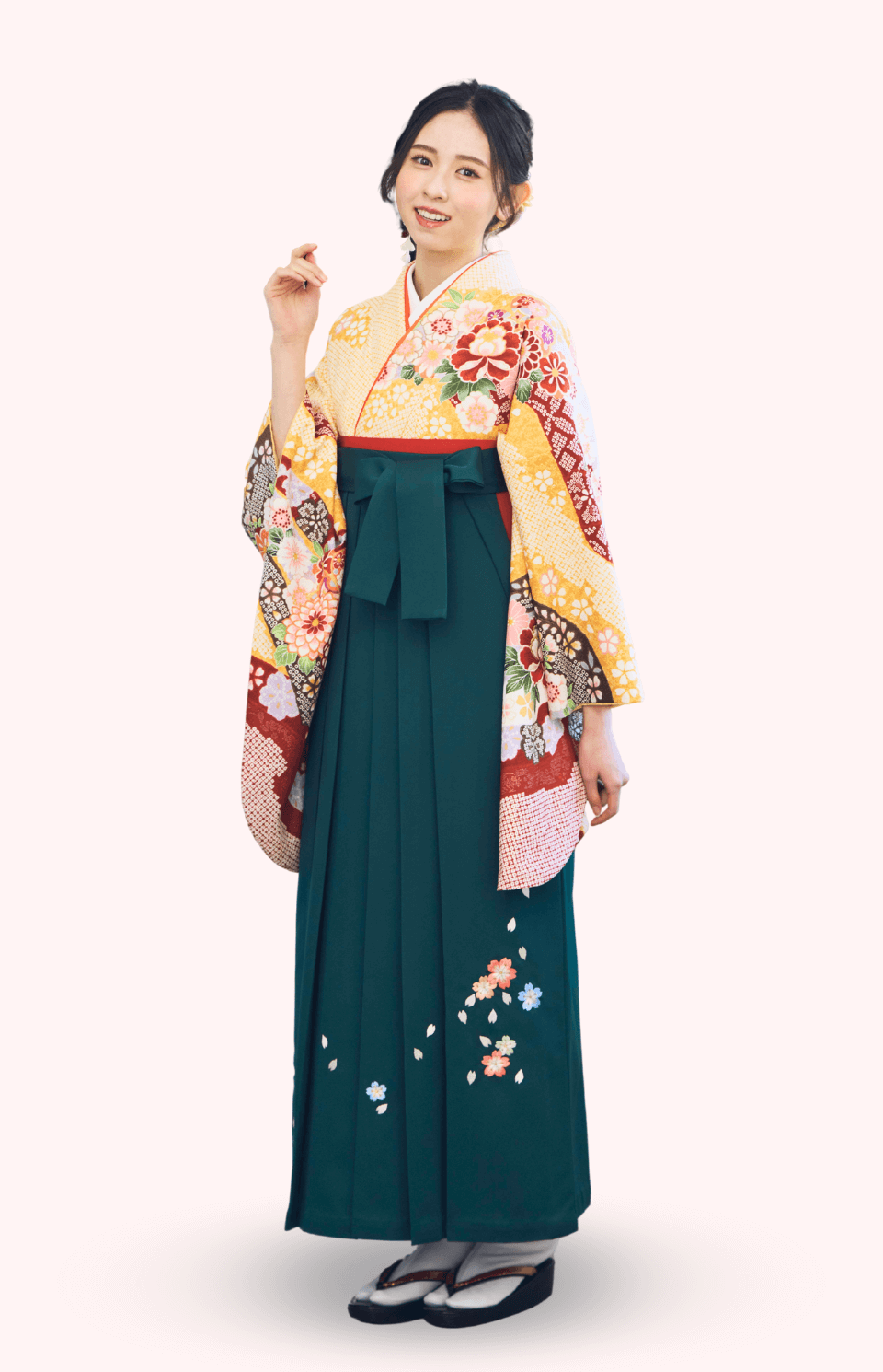 〈着物〉クリーム色 匹田に牡丹柄着物 〈袴〉グリーン色 桜ちらし刺繡袴 【124】
