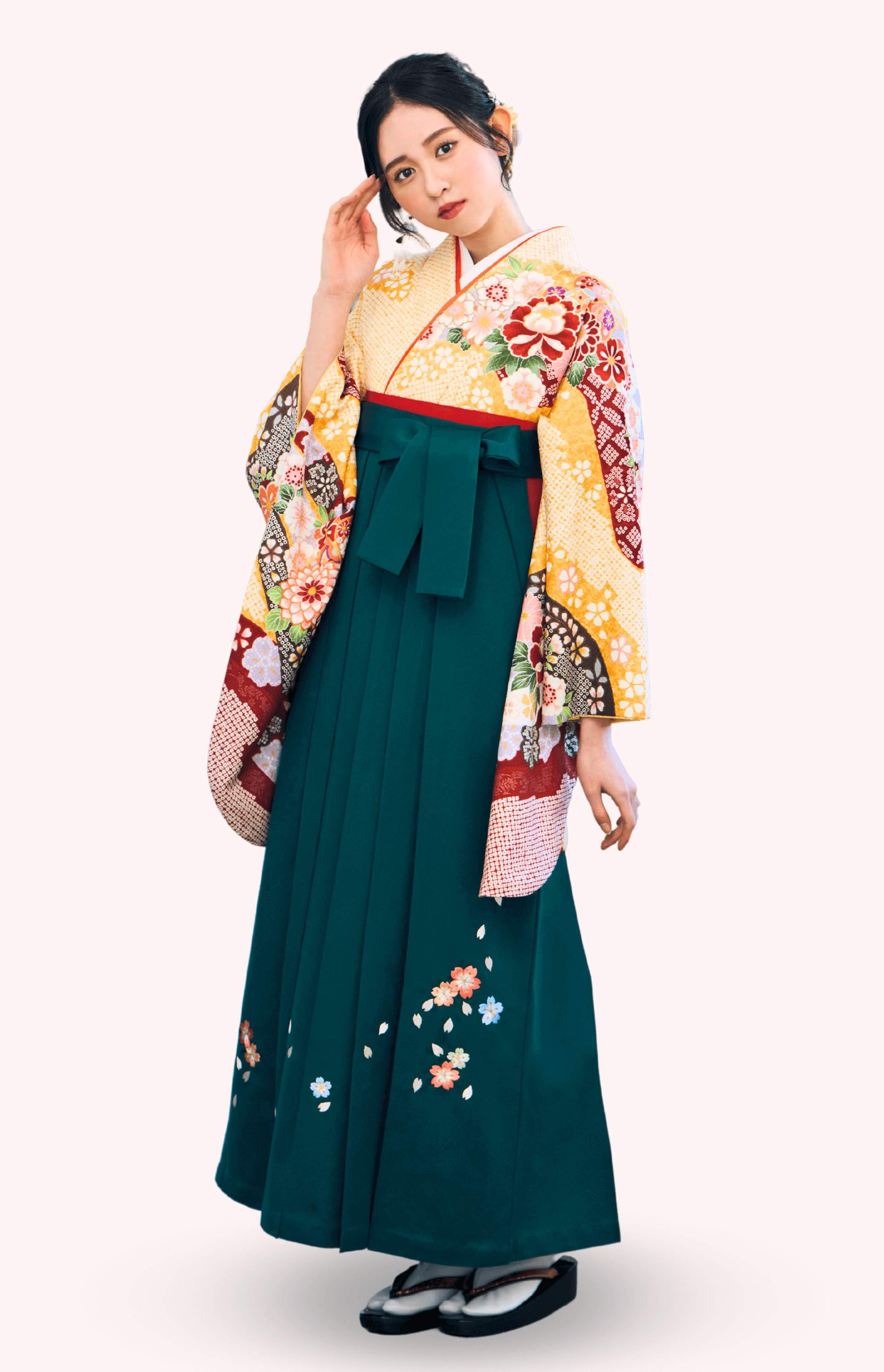 〈着物〉クリーム色 匹田に牡丹柄着物 〈袴〉グリーン色 桜ちらし刺繡袴 【124】