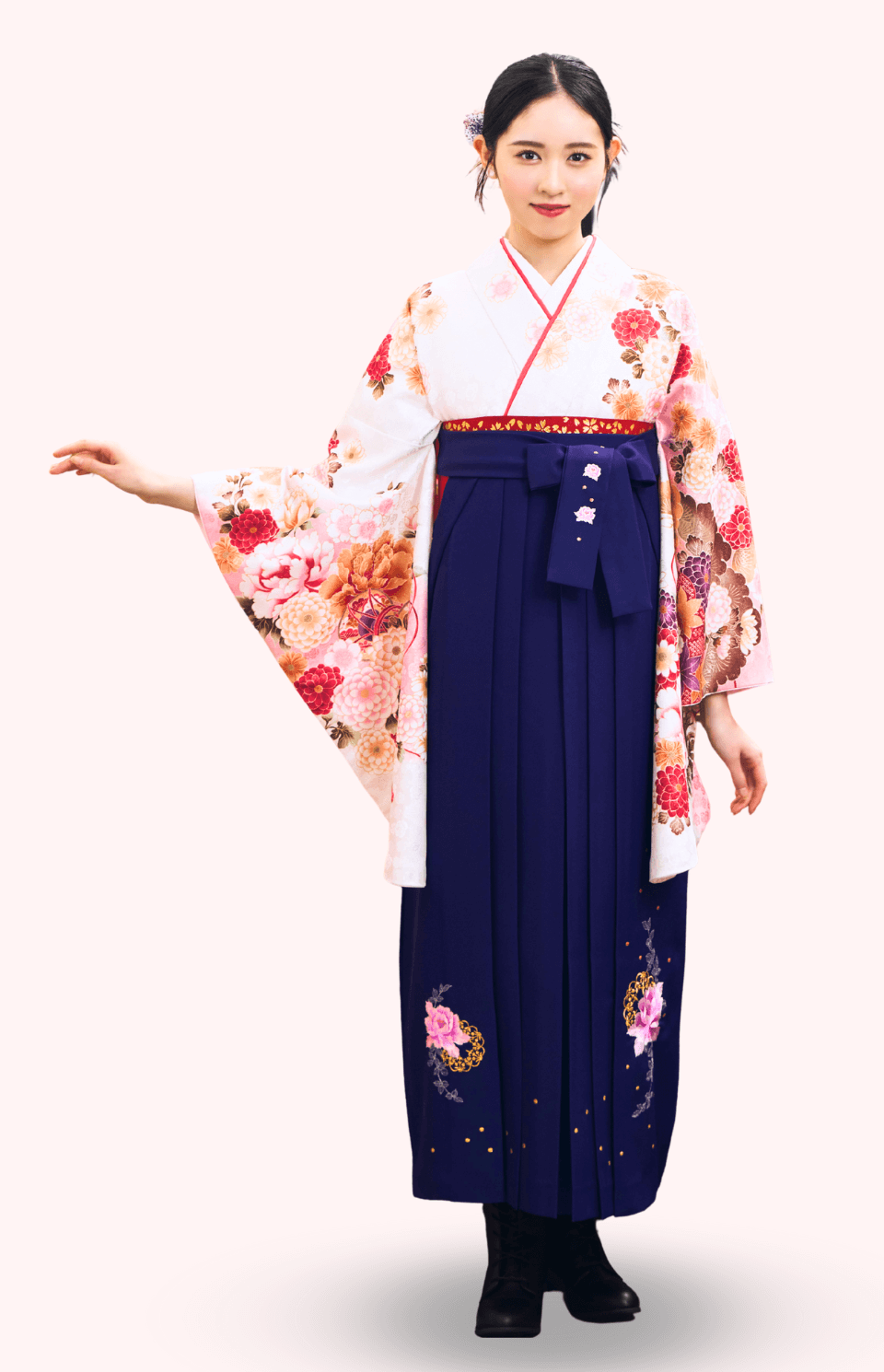 〈着物〉白色 松に牡丹柄着物 〈袴〉紫色 花王冠刺繍袴 【135】