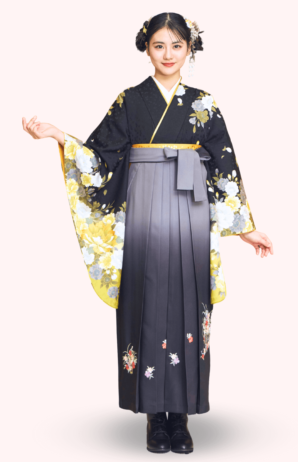 〈着物〉黒色 ぼたんと花乙女柄着物 〈袴〉黒色&グレー色ぼかし 花車の刺繍袴 【137】