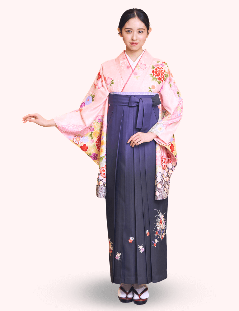 〈着物〉ピンク色 匹田柄に牡丹柄着物 〈袴〉紺色＆ブルー色ぼかし 花車の刺繍袴 【138】