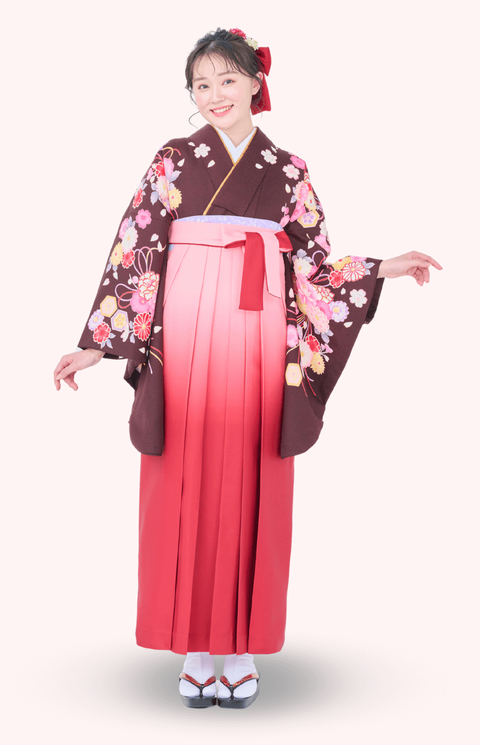 〈着物〉こげ茶色 亀甲に牡丹花くす玉柄着物 〈袴〉ピンク色ぼかし 無地袴 【142】