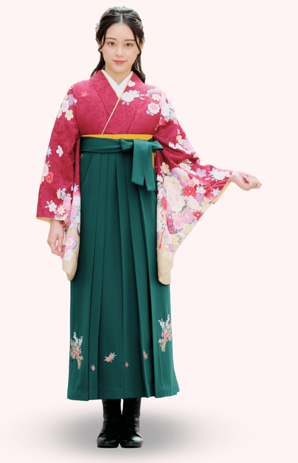 〈着物〉エンジ色 シャクヤク柄着物 〈袴〉グリーン色 熨斗目花束の刺繍袴 【151】