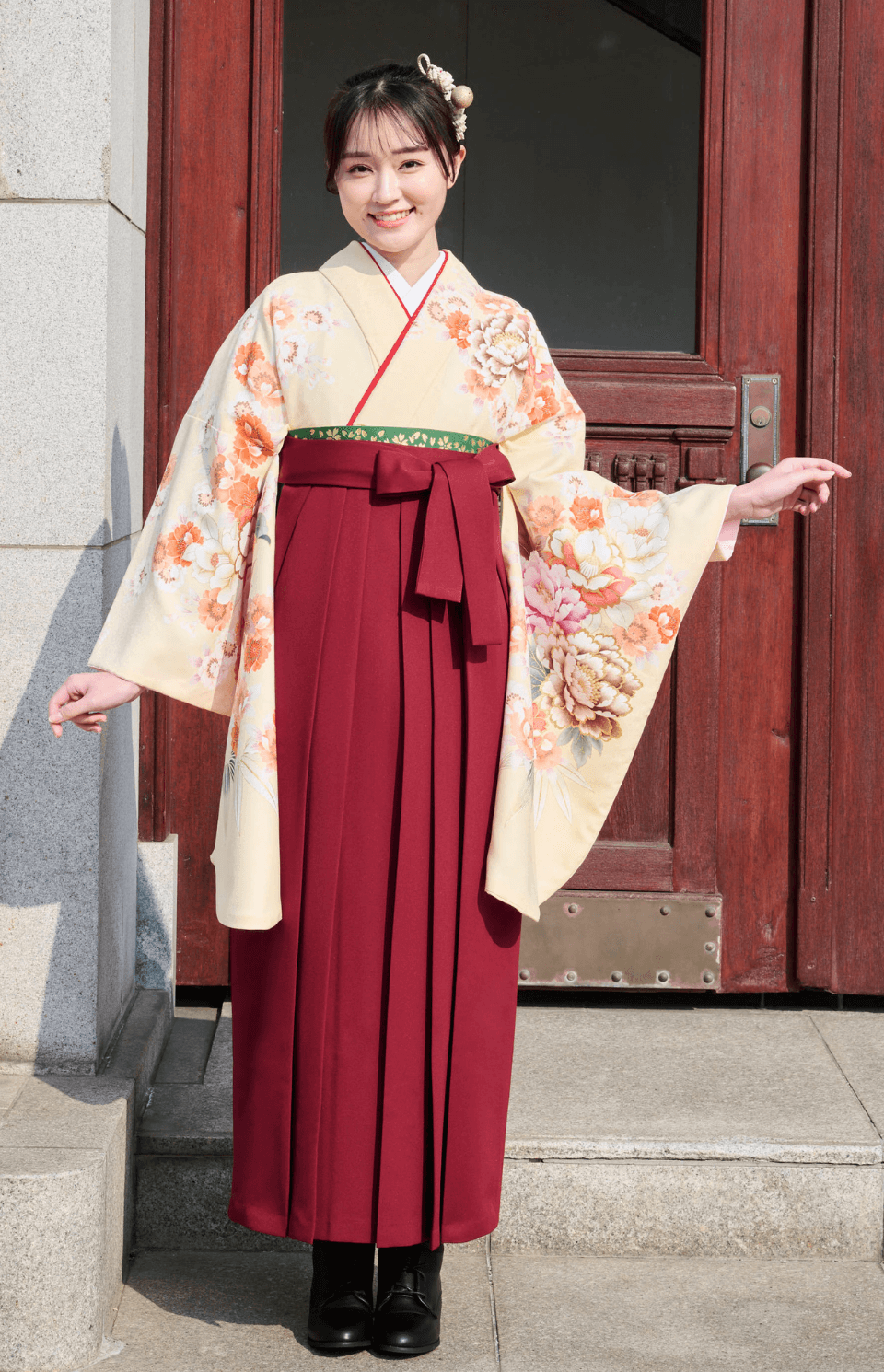 〈着物〉クリーム色 牡丹と椿柄着物 〈袴〉エンジ色 無地袴 【162】