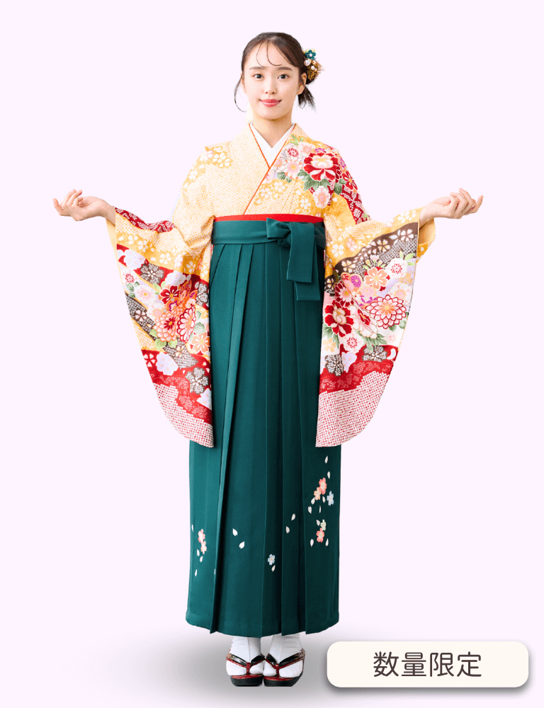 〈着物〉クリーム色　匹田に牡丹柄着物 〈袴〉グリーン色 桜ちらし刺繡袴 【333】