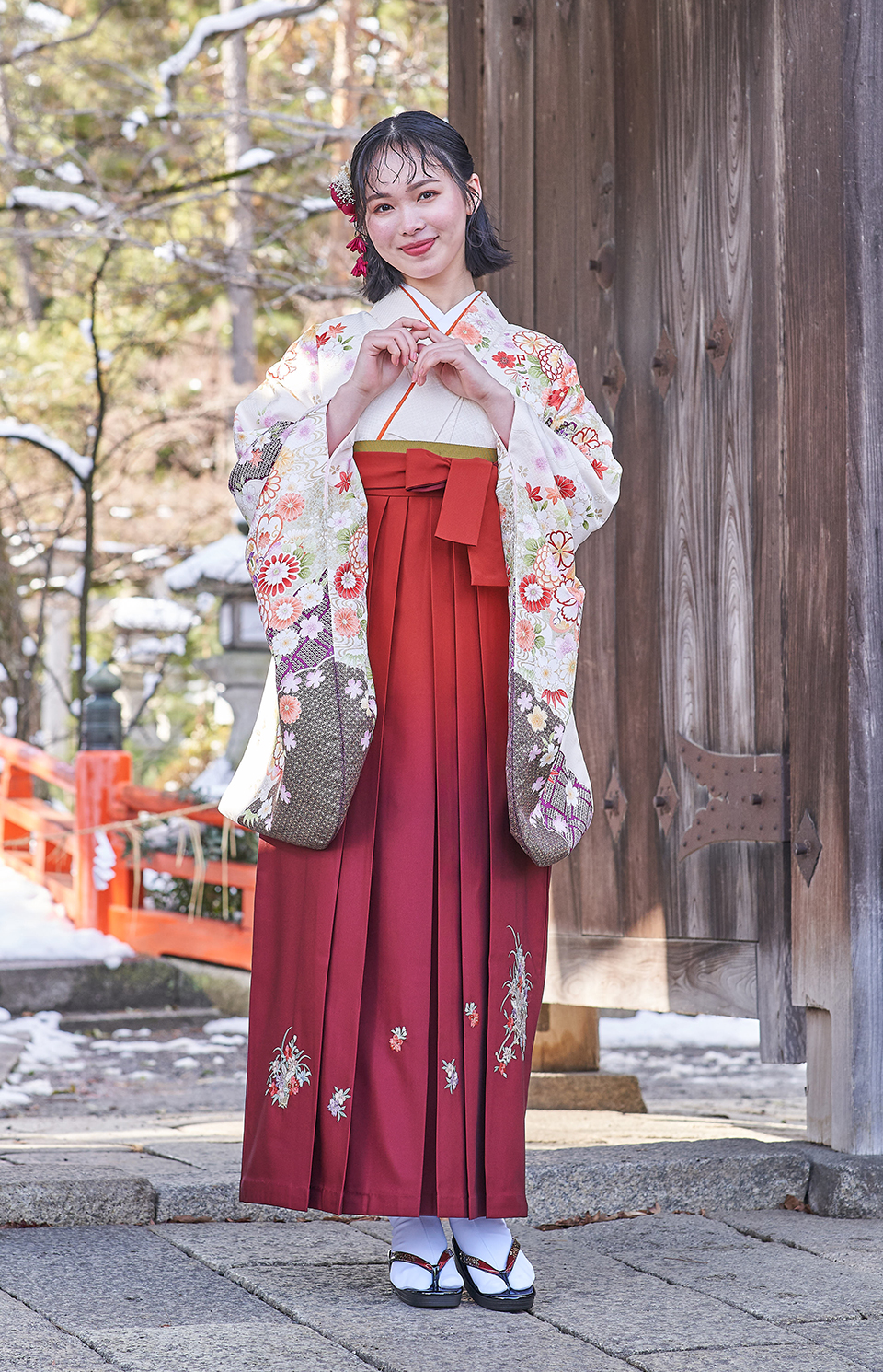 着物〉オフホワイト 雪輪に花柄着物 〈袴〉エンジ色&茶色ぼかし 花車の ...