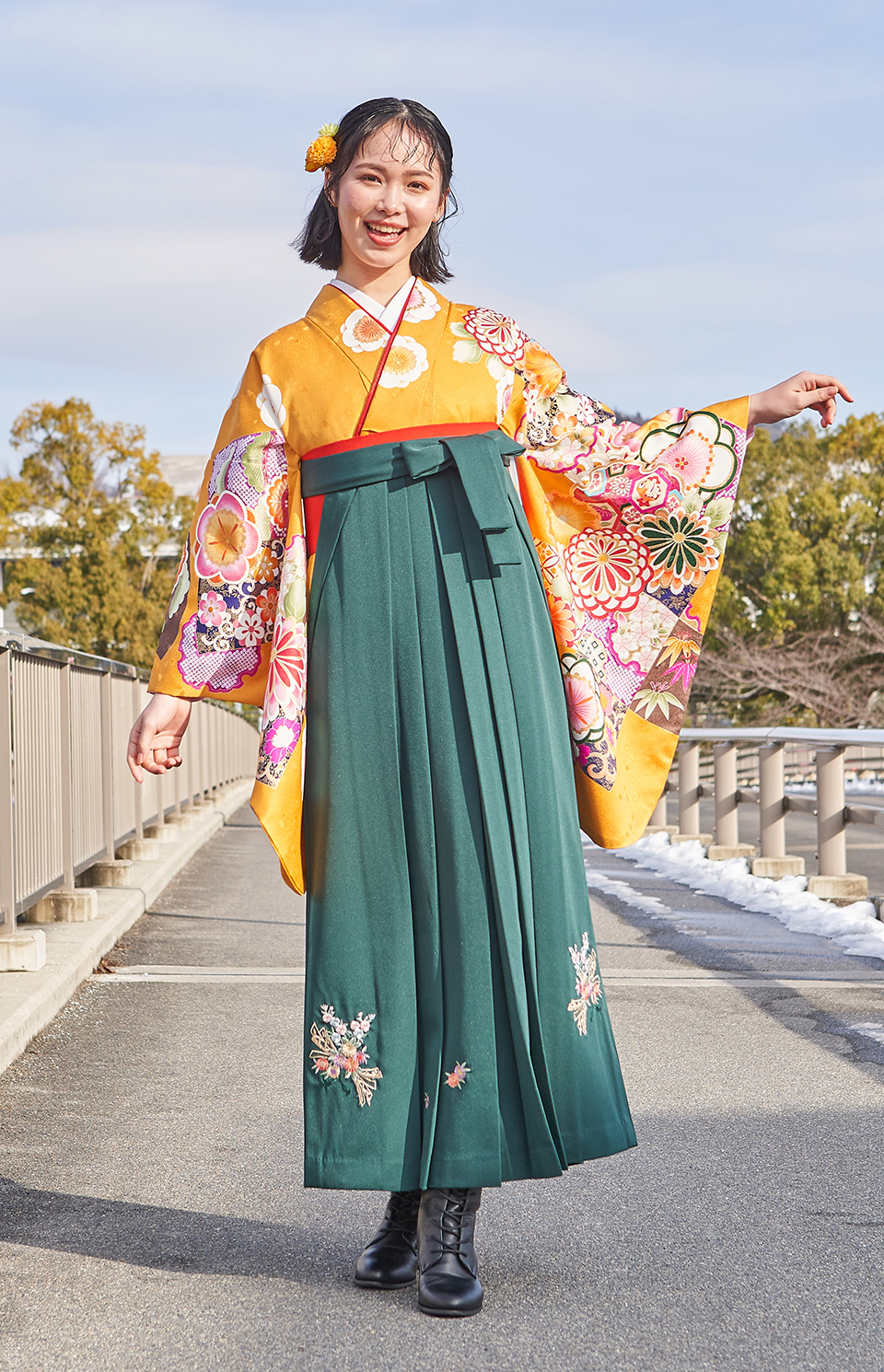 着物〉からし色 市松取り柄着物 〈袴〉グリーン色 熨斗目花束の刺繍袴