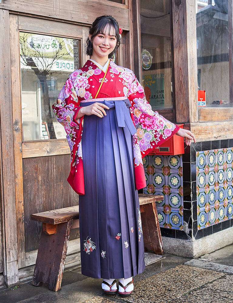 着物〉赤色 変わり大桜にぼたん柄着物 〈袴〉紺色＆ブルー色ぼかし