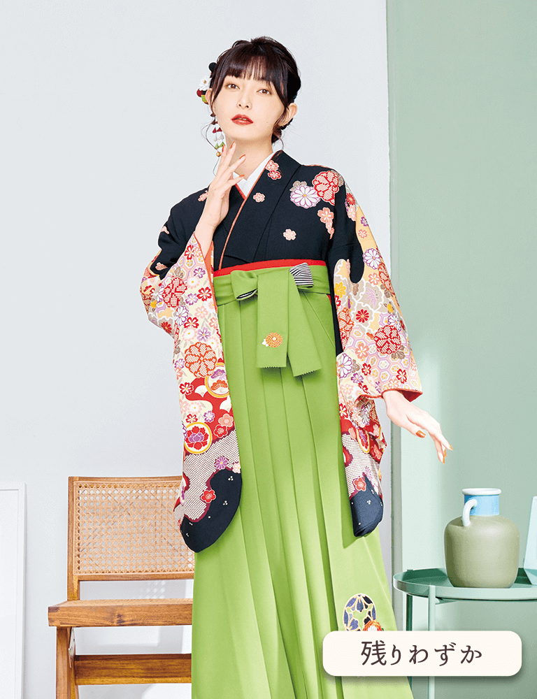 〈着物〉黒色 匹田菊模様着物 〈袴〉鶯色（カーキ･オリーブ） 万寿菊柄袴 【551】