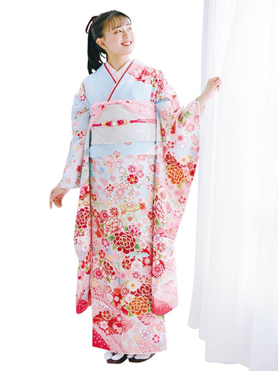 振袖コレクションNO:K231/シャーベットブルーの地色に華憐な花々。銀色の帯やレースの小物で可愛らしさを演出したら、爽やかな二十歳の出来上がり!