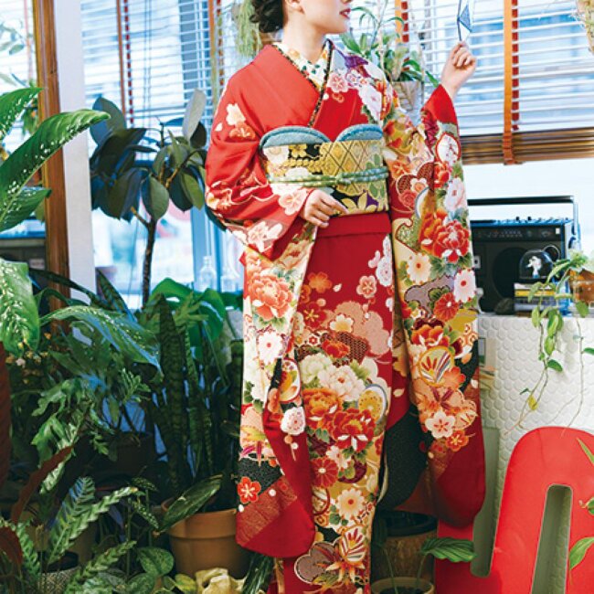 振袖NO:K108/マットな質感の鮮やかな赤に、古くから日本で愛されてきた花たちが咲き誇る一着。憧れの赤い振袖を身にまとって迎える成人式は一生の思い出に。