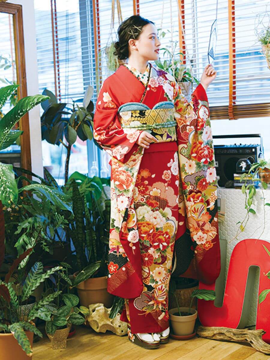 振袖コレクションNO:K108/マットな質感の鮮やかな赤に、古くから日本で愛されてきた花たちが咲き誇る一着。憧れの赤い振袖を身にまとって迎える成人式は一生の思い出に。