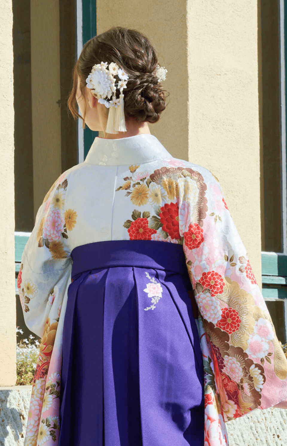 着物〉白色 松に牡丹柄着物 〈袴〉紫色 花王冠刺繍袴 【708】｜卒業袴 